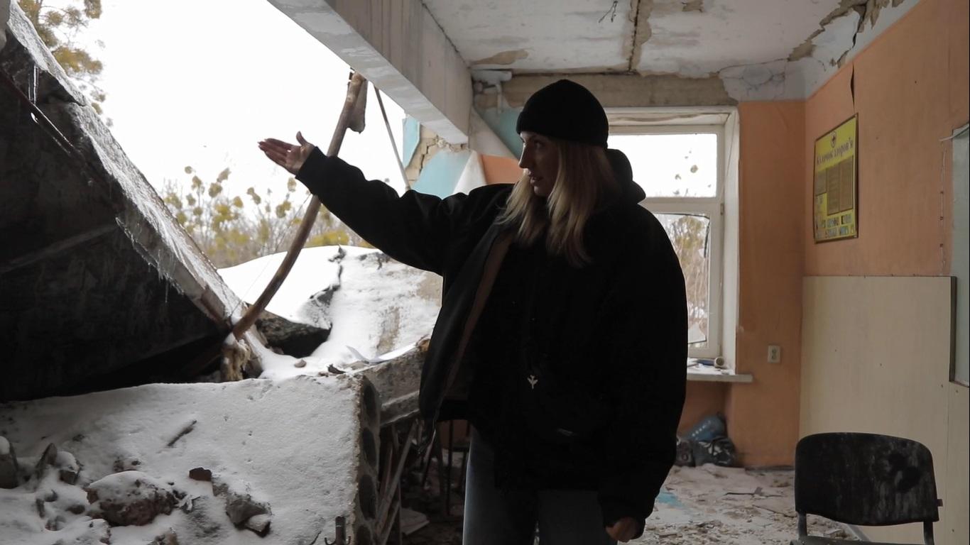 "Найбільше вцілів кабінет української мови та літератури": Леся Нікітюк завітала у зруйновану школу в Харкові